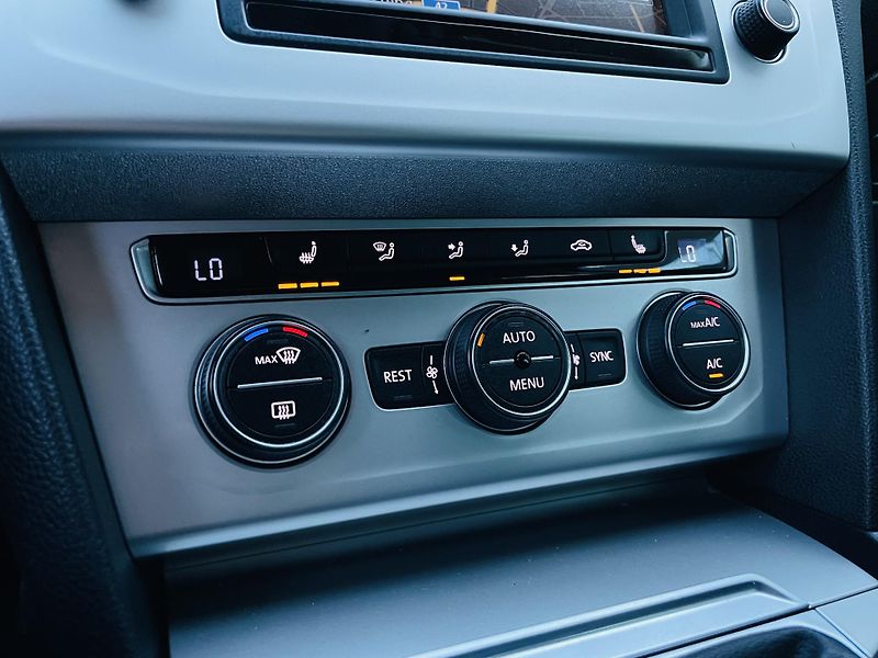 Volkswagen Passat 2.0TDI MANUÁL VÝHŘEV KAMERA - fotka 38 z 47