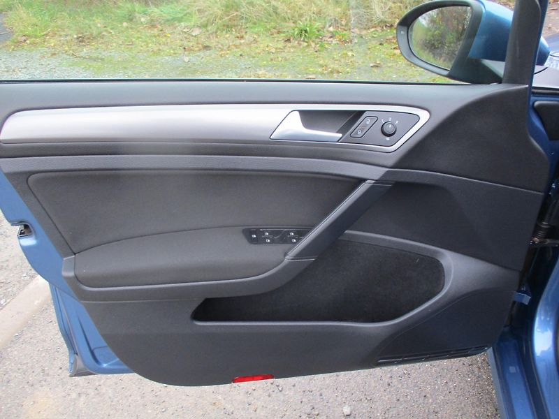 Volkswagen Golf TSi*77kW*VÝHŘEV*Z+L PNEU*TOP  - fotka 12 z 47