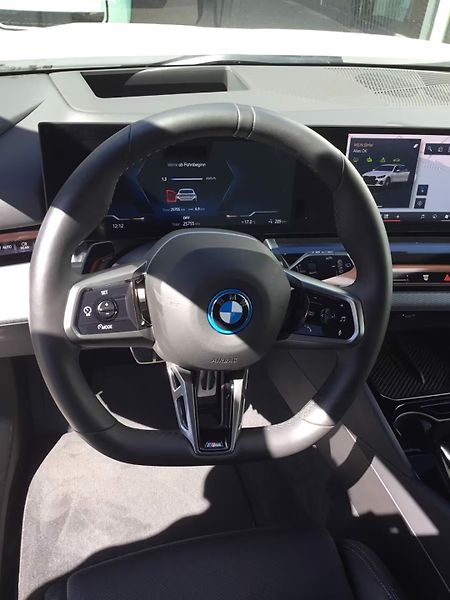 BMW i5 xDrive40 M-Sport Pro Pano HuD - fotka 14 z 19