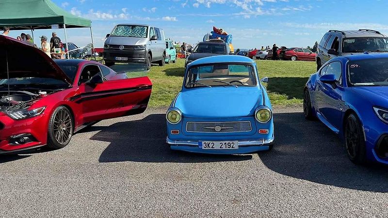 Tuning párty: motory silných upravených aut burácely na letišti v Krásně