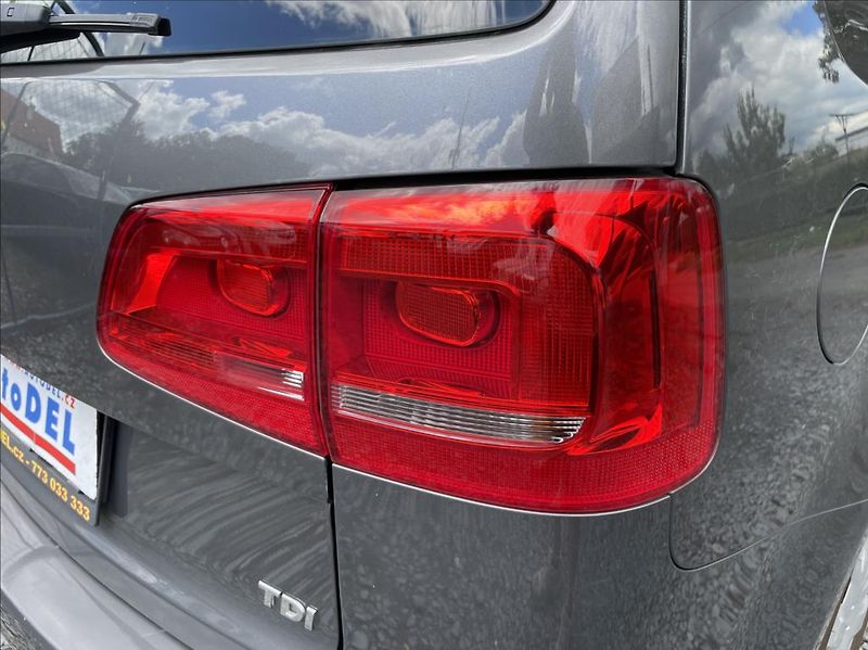 Volkswagen Touran 1,6 TDi  Navigace,Climatronic - fotka 40 z 49