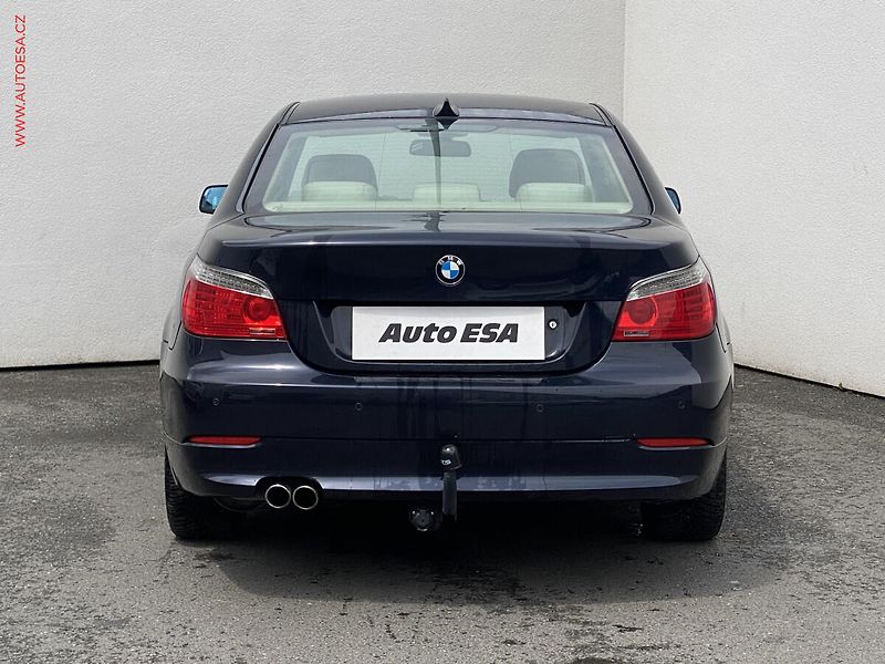 BMW Řada 5 (2007) 4.0i 540i, AT, bixen, kůže - fotka 5 z 23