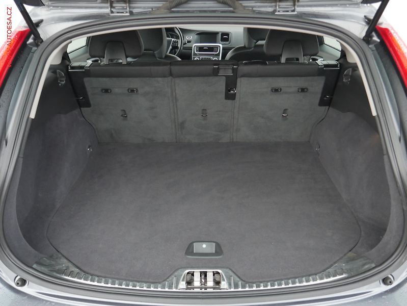 Volvo V60 (2016) 2.4 D4 4x4, ČR, Cross - fotka 7 z 23