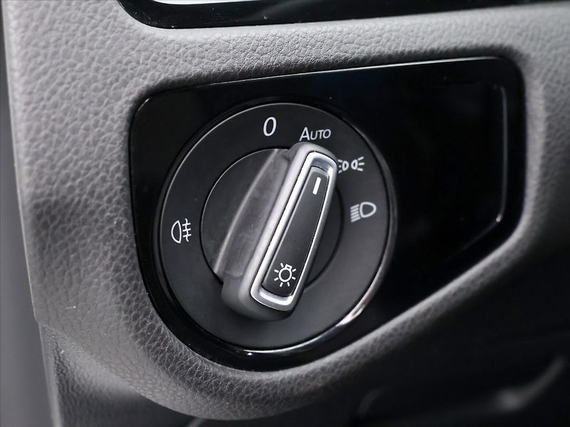 Volkswagen Golf 2,0 TSI R 221kW DSG 4M 1.Maj - fotka 15 z 33