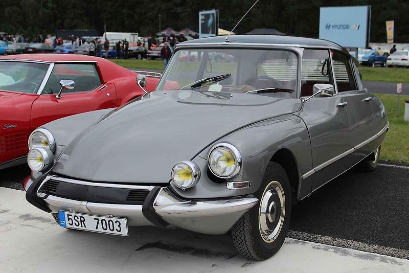 Na Autodromu Most byl motoristický festival The Most Classic. Na snímku je vystavené Porsche 911.