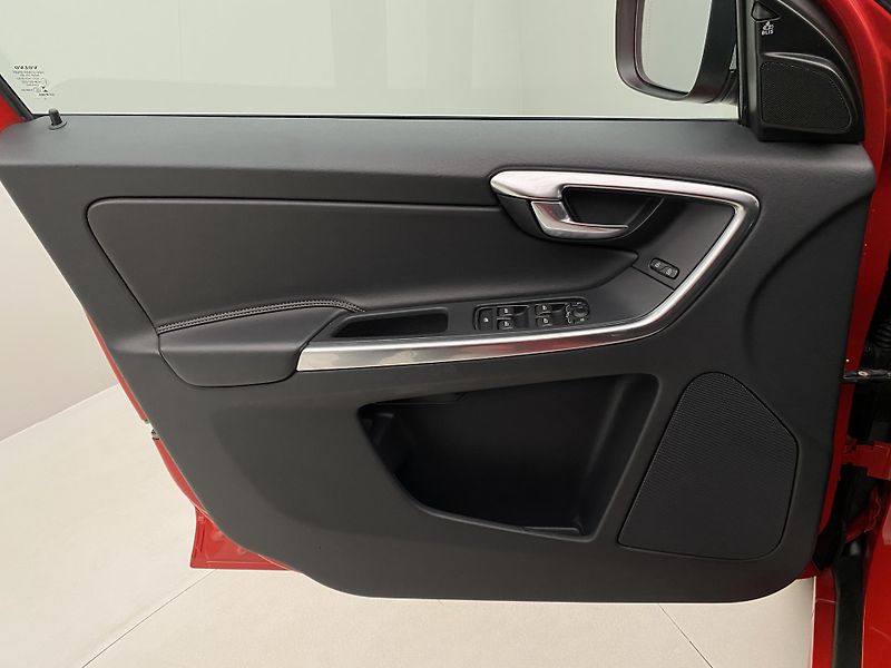 Volvo XC60 D3 R-DESIGN - fotka 7 z 45