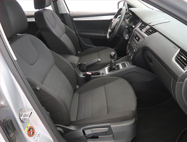 Škoda Octavia (2013) Elegance 1.6 TDI, Tempomat - fotka 9 z 21