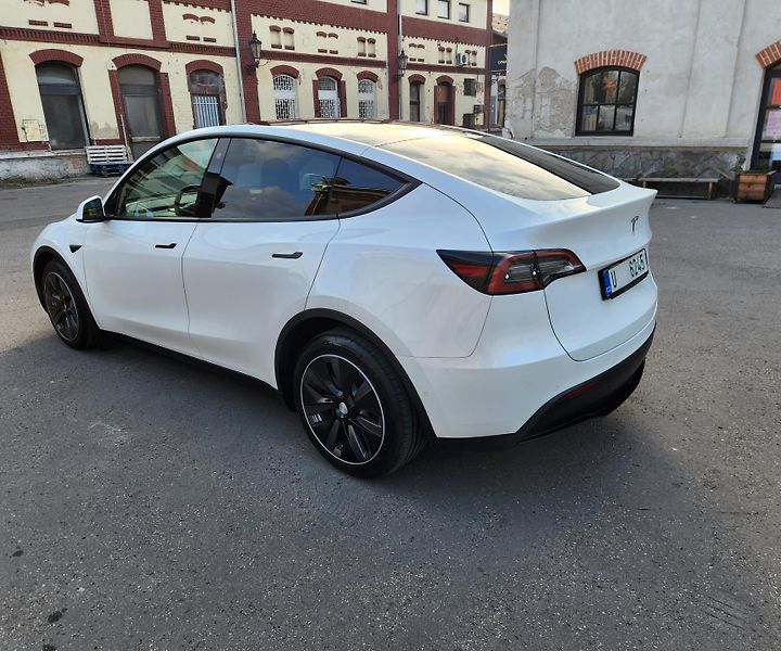 Tesla Model Y (2021) TEPELKO*ZÁRUKA*TAŽNÉ*AWD* - fotka 4 z 45