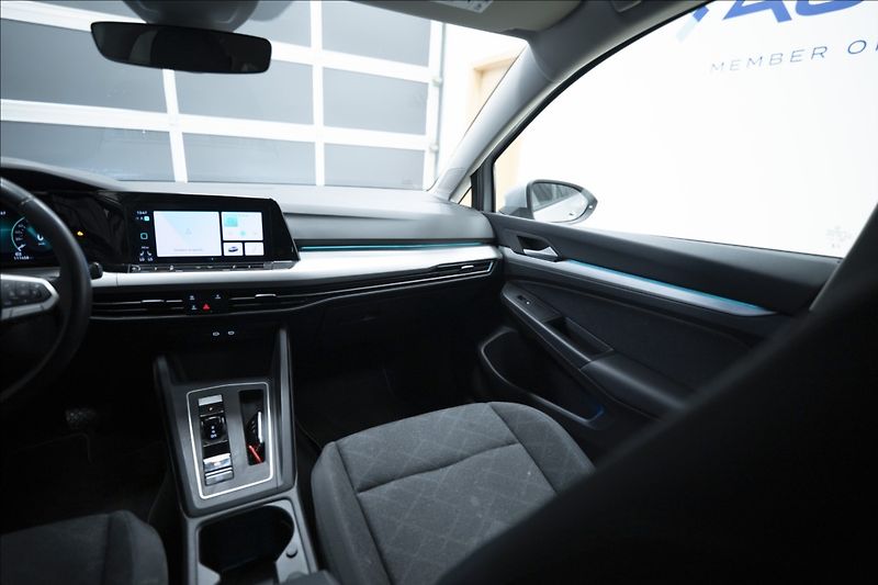Volkswagen Golf 1,5 eTSI DSG KAMERA VÝHŘEV ČR - fotka 15 z 45