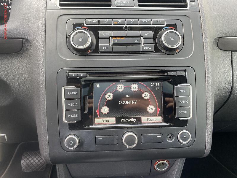 Volkswagen Touran (2011) 1.6 TDi, DSG, panor, navi - fotka 16 z 16