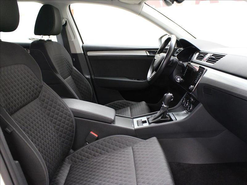 Škoda Superb 2,0 TDI DSG LED 1.majitel - fotka 12 z 37