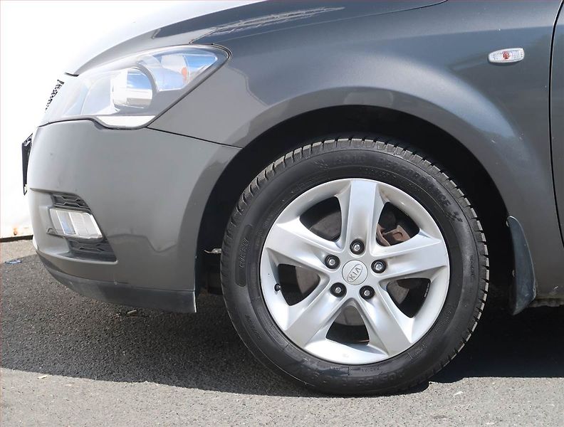 Kia Ceed (2012) 1.4 CVVT, Park. senzory - fotka 14 z 17