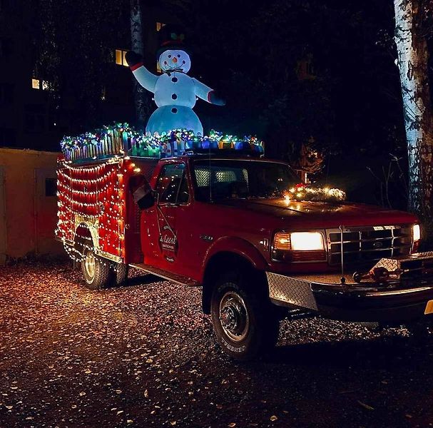 Speciálně upravený Ford dříve sloužil hasičům v Americe.