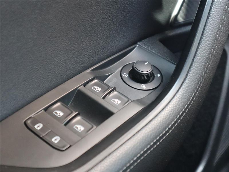 Škoda Superb 2,0 TDI DSG ACC DCC Kamera LED - fotka 11 z 58