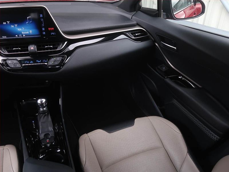 Toyota C-HR (2018) 1.8 Hybrid - fotka 8 z 16