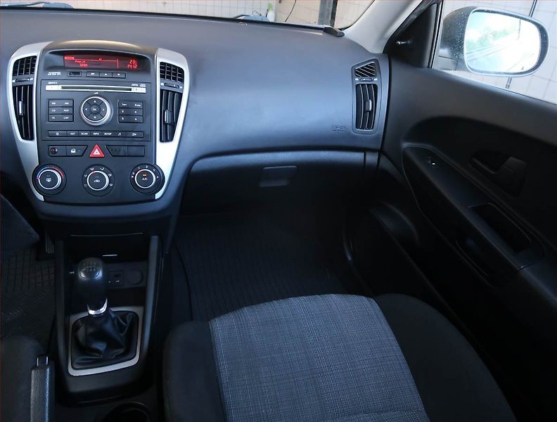 Kia Ceed (2011) 1.6 CVVT, Serv.kniha - fotka 8 z 15