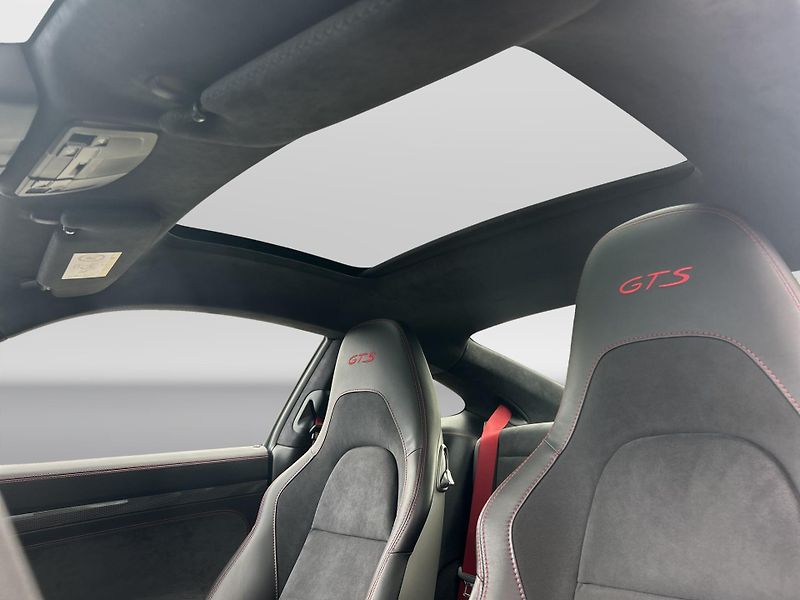 Porsche 911 Carrera 4 GTS Coupe - fotka 27 z 28
