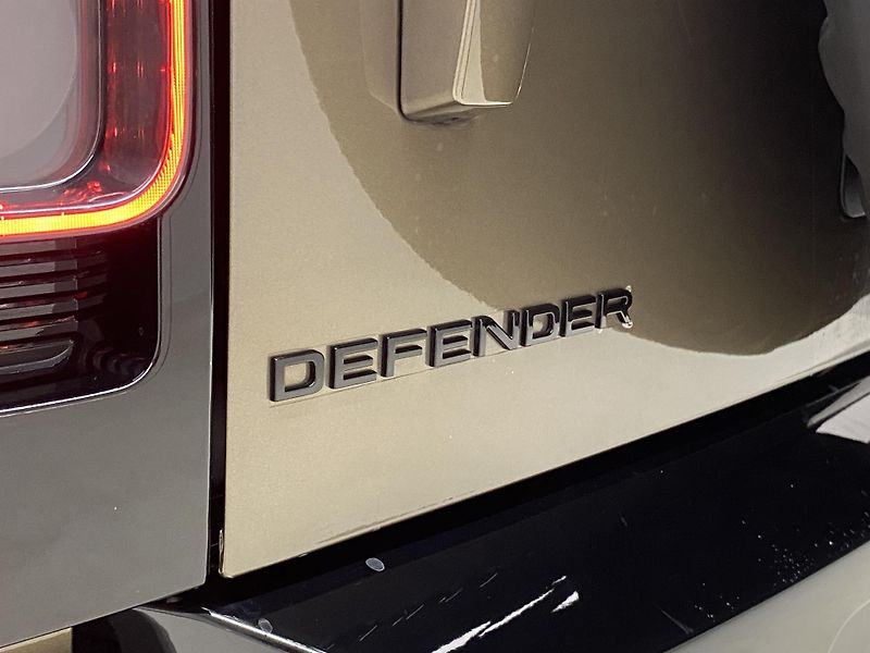 Land Rover Defender 110 D300 X-DYNAMIC AWD AUT CZ - fotka 36 z 49