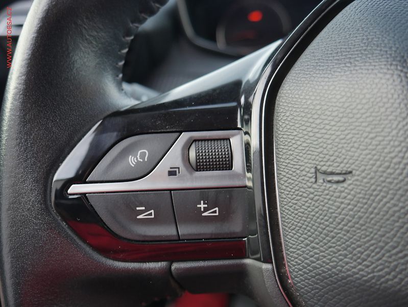 Peugeot 2008 (2020) 1.2 PT, 2.maj,ČR, AC, temp - fotka 14 z 17