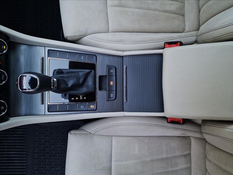 Škoda Superb 2.0TDI DSG Style,ČR,1.Majitel - fotka 36 z 50