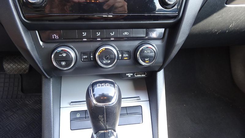 Škoda Octavia Kombi 1.6TDi DSG Ambi.plus - fotka 9 z 14