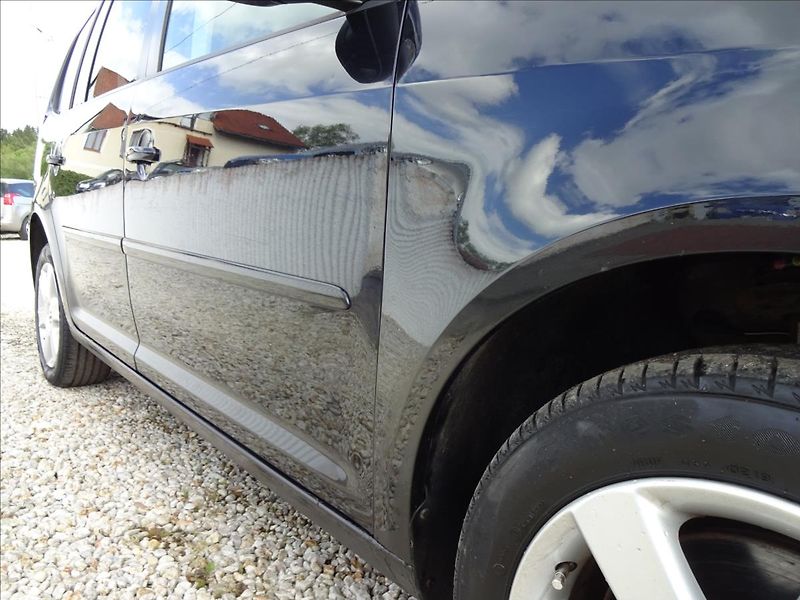 Volkswagen Touran 2,0 TDI 103kW 7.MÍST - fotka 10 z 55