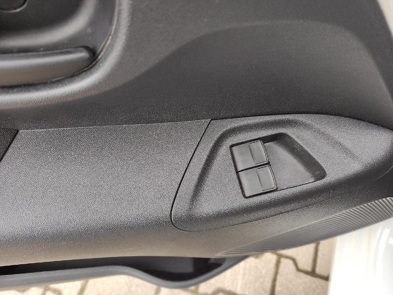 Peugeot 108 (2015) ACTIVE 1.0 70k MAN6 NOVÉ CZ - fotka 17 z 26