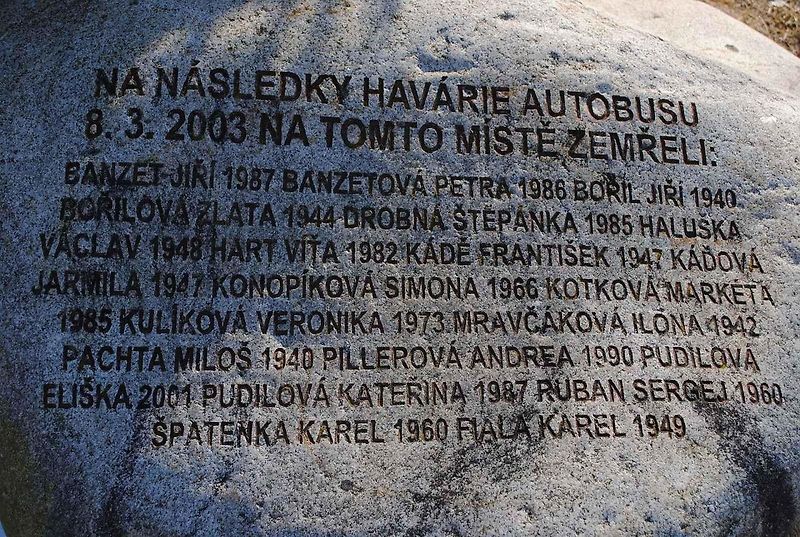 Patrový autobus Neoplan N122 sjel u Nažidel 8. března večer, kolem 20.20, ze sedmimetrového srázu, přetočil se přes střechu a zůstal ležet na levém boku. Zpátky na vozovku ho druhý den vytáhla těžká technika.