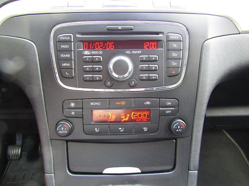 Ford Galaxy (2013) 1.6 TDCi  ZIMNÍ + LETNÍ PNEU - fotka 31 z 34