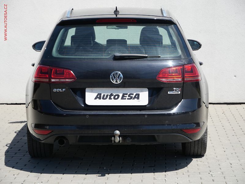 Volkswagen Golf (2015) 1.6TDi, ČR, DSG, park.asist - fotka 2 z 20