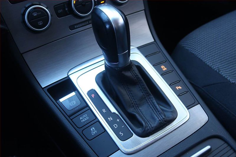 Volkswagen Passat (2012) 2.0 TDI, Automat - fotka 13 z 18