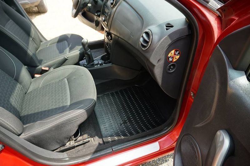 Dacia Logan (2014) 1,2 1,Majitel  nové v ČR - fotka 3 z 27