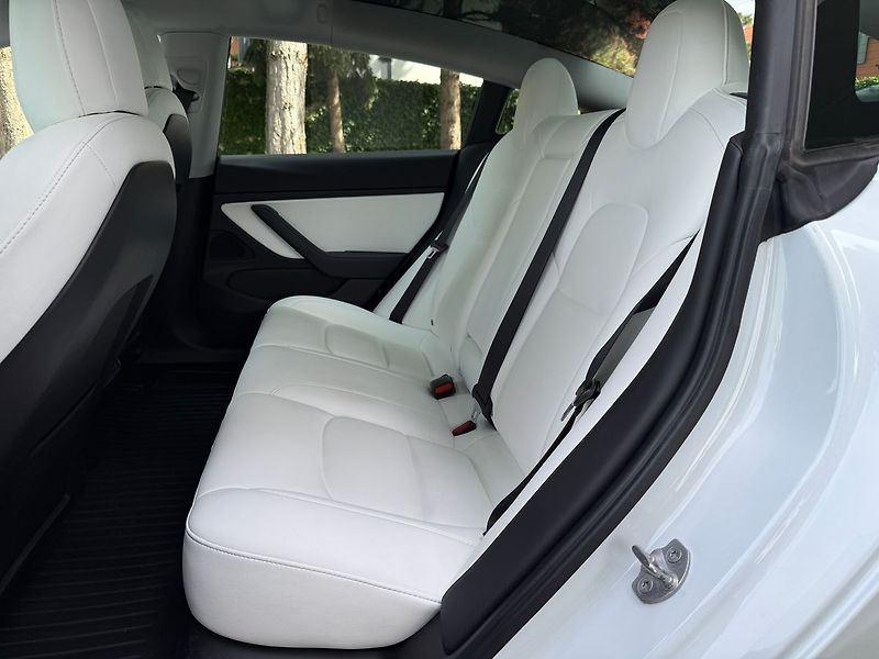 Tesla Model 3 Long Range AWD - fotka 9 z 41