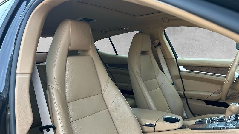 Porsche Panamera 4 - fotka 17 z 29