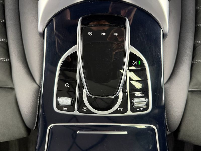 Mercedes-Benz Třídy C 300d AMG, WEBASTO, BURMESTER, - fotka 21 z 25