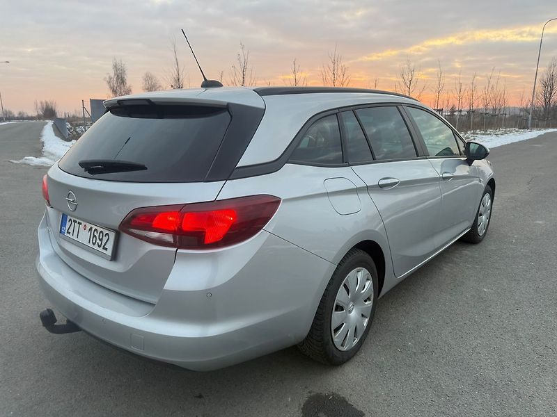 Opel Astra 1,2  81 kW SPORTS TOURER - fotka 5 z 18