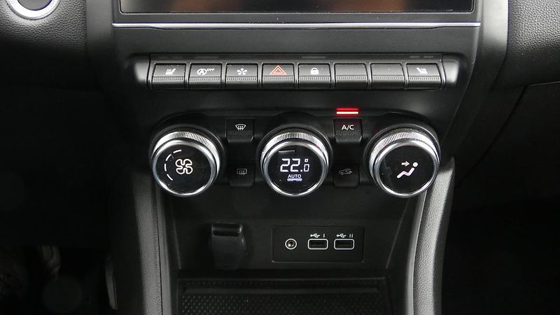Renault Captur 1,3  TCe 140 Techno EDC - fotka 16 z 22