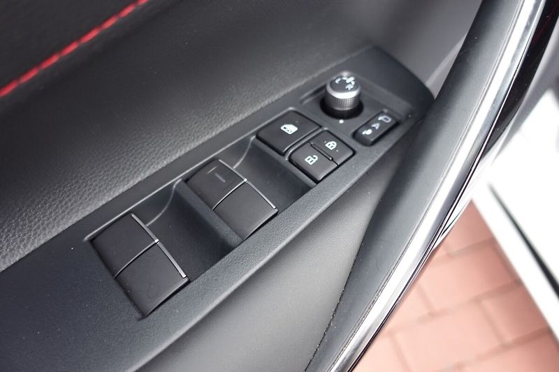 Toyota Corolla 1,8HSD GR Sport Dynamic - fotka 10 z 33