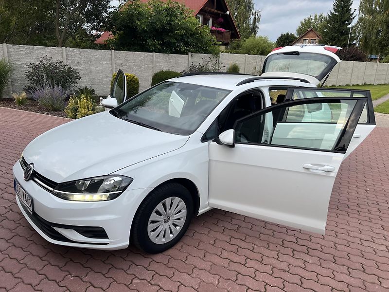 Volkswagen Golf 1.0 TSI 85KW,1 MAJITEL,SERVIS - fotka 23 z 40