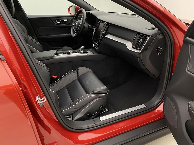 Volvo V60 CC B5 AWD PLUS AUT REZERVACE - fotka 27 z 59