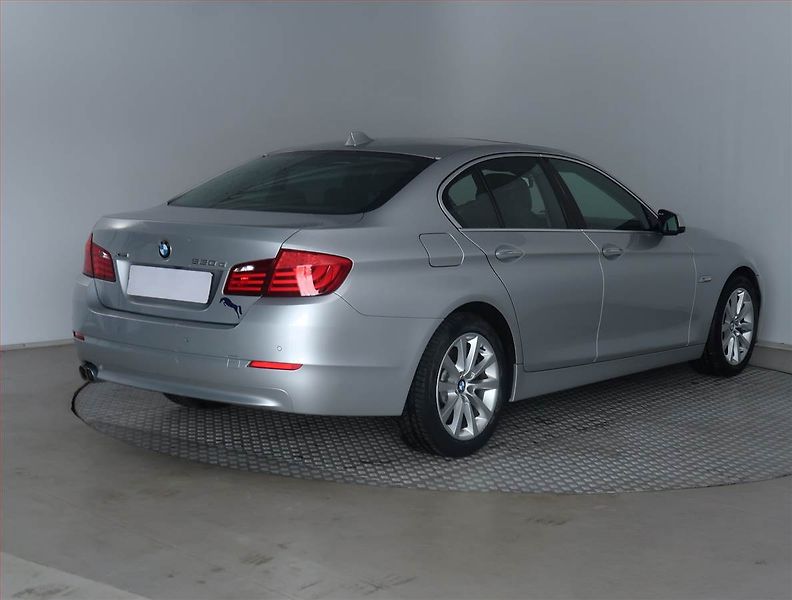 BMW Řada 5 (2013) Modern Line 530d xDrive, 4X4 - fotka 5 z 23