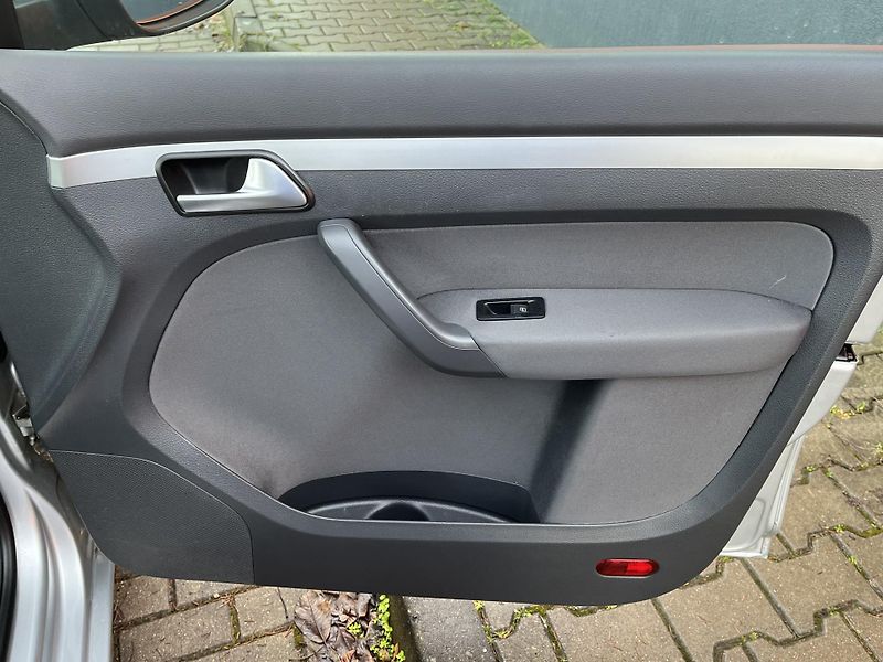 Volkswagen Touran 1.6 TDi DSG Serviska - fotka 16 z 37