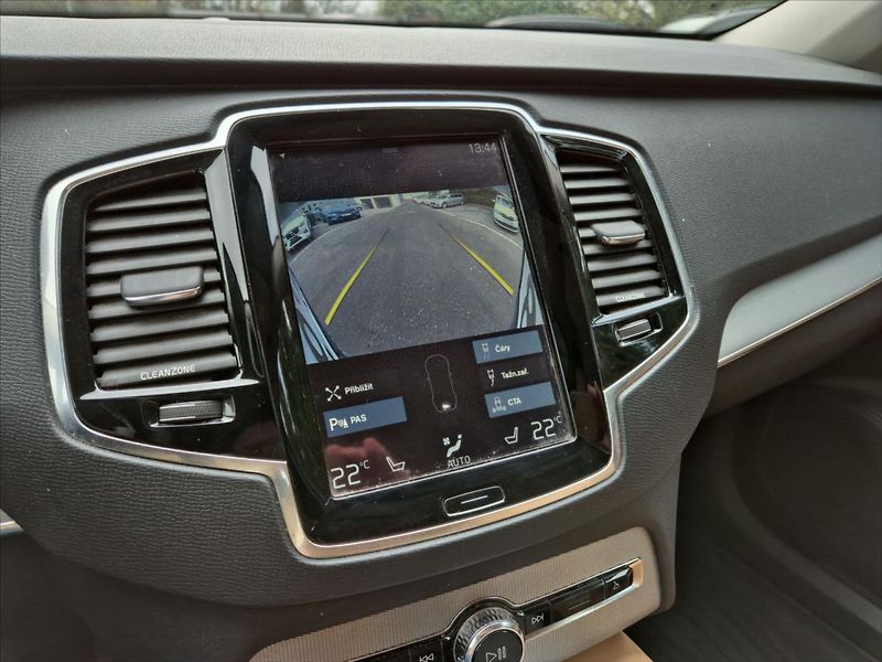 Volvo XC90 2,0 D5 AWD - fotka 14 z 15