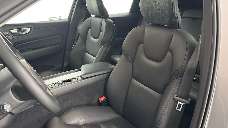 Volvo XC60 2.0 B4 AUT AWD Plus Dark - fotka 15 z 31