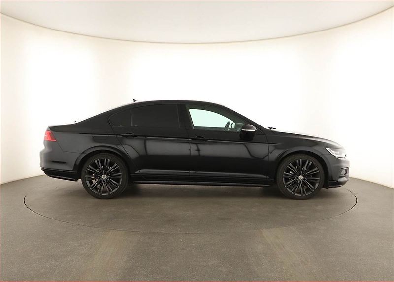 Volkswagen Passat (2019) R-Line 2.0 TDI - fotka 6 z 15