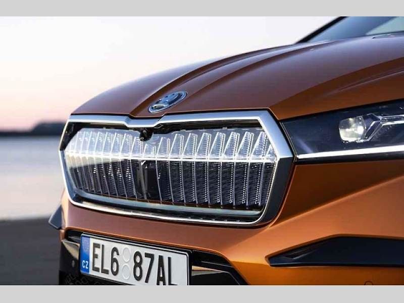 Plně elektrické SUV Škoda Enyaq Coupé iV (na snímku) se představilo v roce 2022 a vzbudilo u zákazníků velký zájem. Automobilka zrychluje svoji elektrickou ofenzivu: do roku 2026 představí tři zcela nové elektrické modely a další budou následovat.