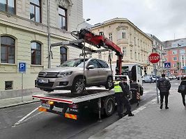 I přes omezený prostor se vozidlo během krátké doby podařilo naložil na korbu.