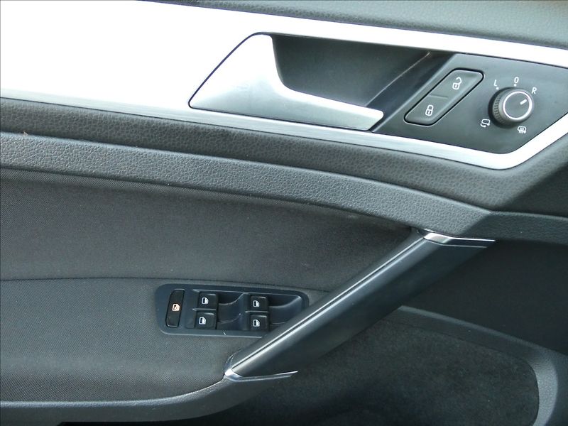 Volkswagen Golf 1,6 TDi 81kW CUP,2xkola,naviga - fotka 30 z 48