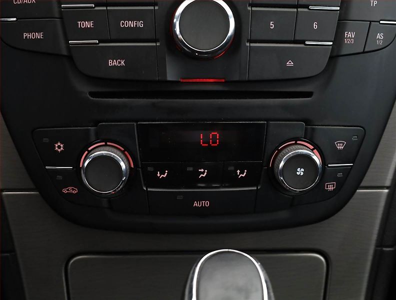Opel Insignia (2011) 2.0 CDTI, Automat - fotka 12 z 18
