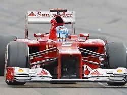 Fernando Alonso na špici závodního pole ve Velké ceně Německa.